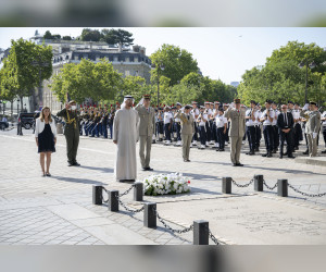 阿联酋总统在国事访问期间出席在巴黎举行的军事仪式