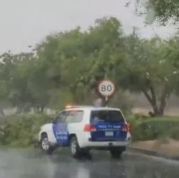 近日阿联酋下了一场暴雨