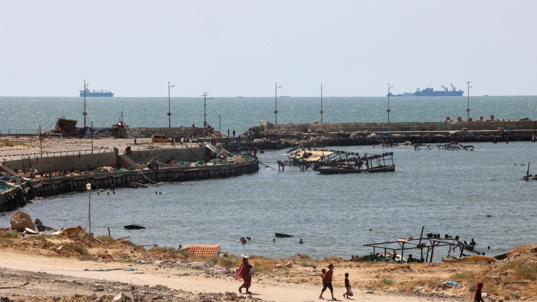 人道主义援助通过新组装的浮动码头进入加沙
