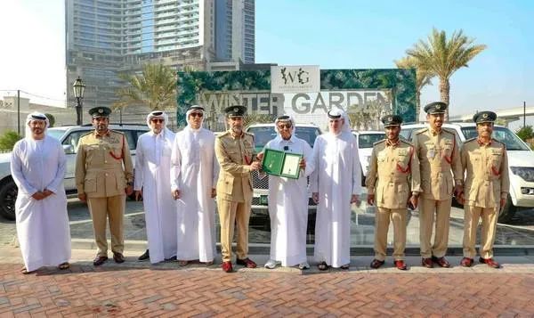 壕！阿联酋商人向迪拜警方捐赠了100辆汽车