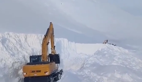 新疆喀纳斯景区部分雪阻道路疏通 287人安全离开山区