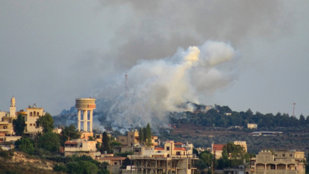 真主党发动火箭袭击后，以色列打击黎巴嫩南部