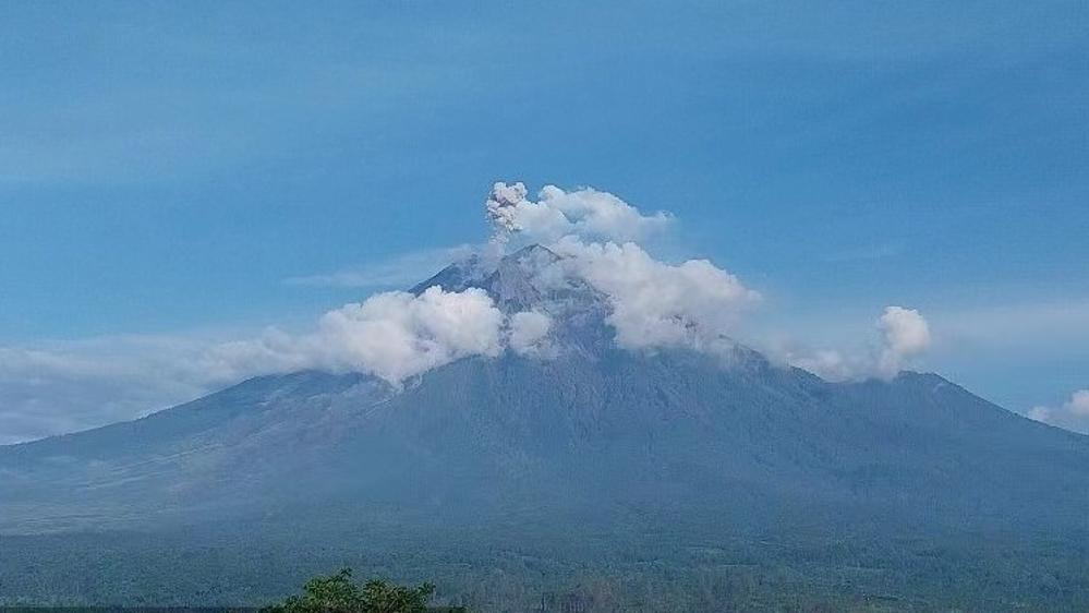 印尼两座火山先后发生喷发