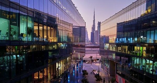 迪拜设计区（Dubai Design District）别称“D3”，是创意人群的集散地。设计师和艺术家们在这里展示他们的作品。该区共有30多处公共艺术和设计设施，包括地标般的红色 “My Dubai” 标志。