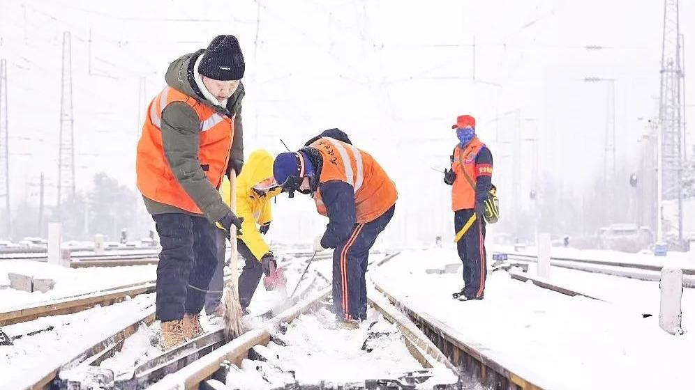 铁路部门积极应对低温雨雪冰冻灾害 动态调整汉宜等线路列车开行方案