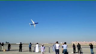 观看迪拜航展的新鲜视频，波音777X客机表演低空大坡度盘旋