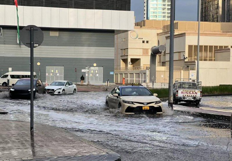 阿联酋多地出现短时暴雨 引发城市积水 气温下降4-6度