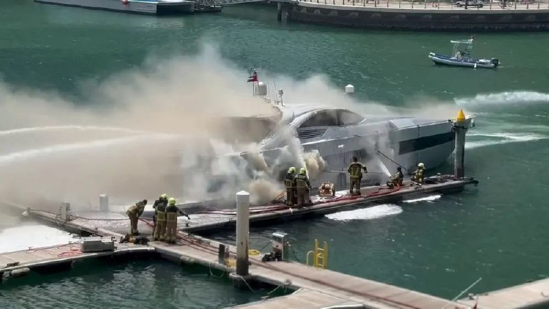昨天中午迪拜码头一艘豪华游艇发生火灾