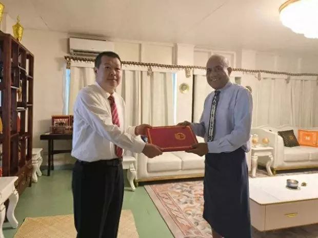 中国驻基里巴斯大使周立民向基总统马茂递交国书