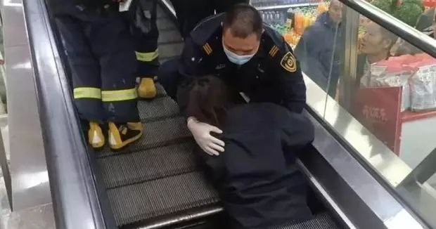 上海一女子半截身体被卷入扶梯