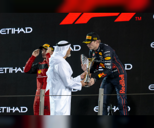 哈立德-本-穆罕默德-本-扎耶德向F1赛季世界冠军马克斯-维斯塔潘颁发冠军奖杯