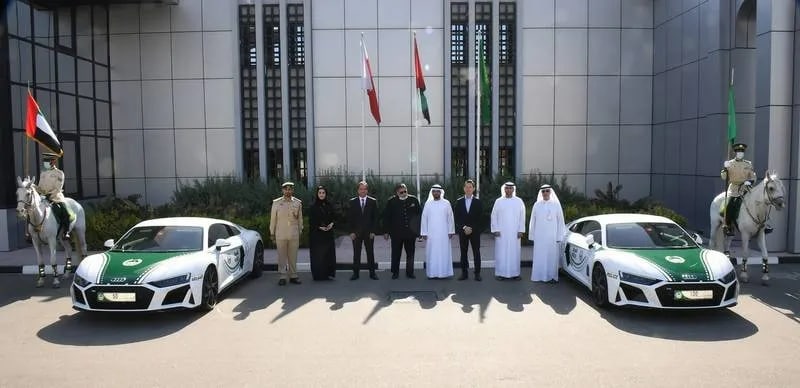 又买超跑了！迪拜警方购入两辆奥迪R8
