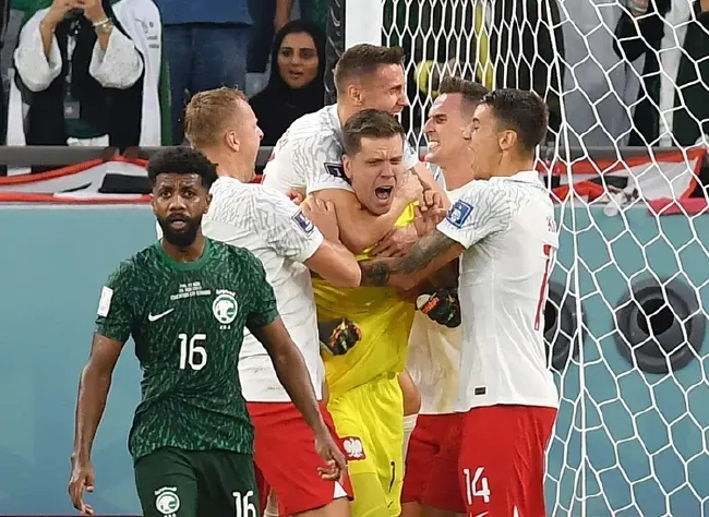 世界杯小组赛：沙特队0—2负于波兰队