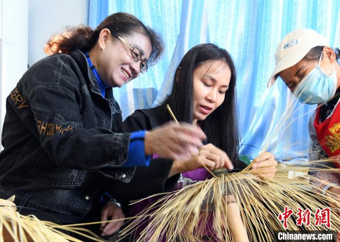 （走进中国乡村）定情物变时尚饰品 广西毛南族花竹帽走出国门