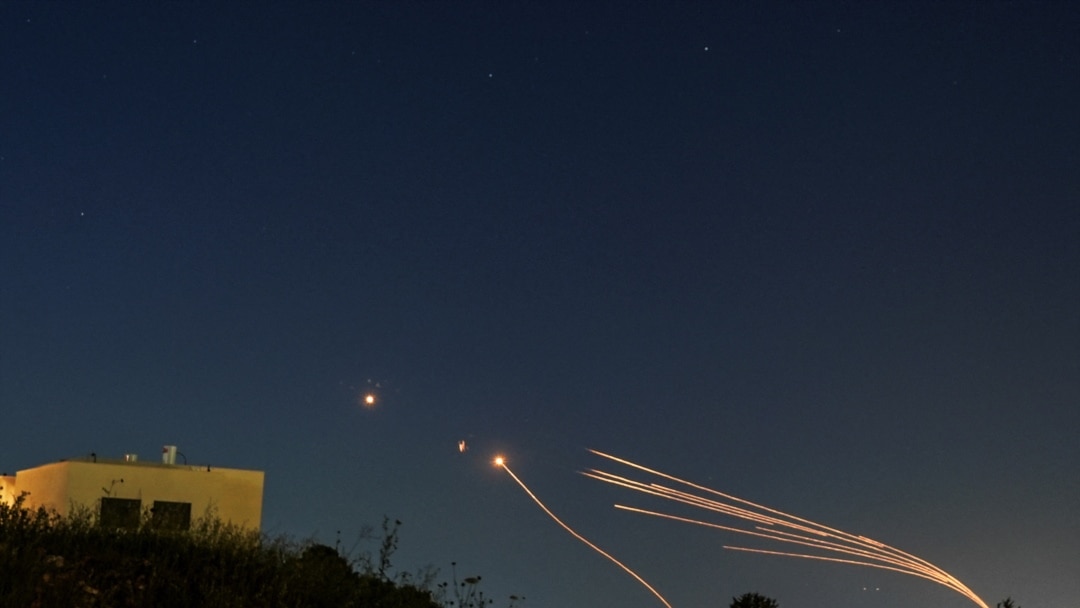 伊朗代理人向以色列境内发射火箭和无人机