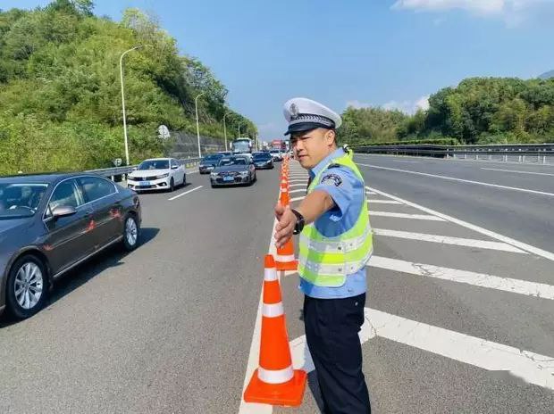 百万流量持续高位运行杭州高速交警发布返程攻略