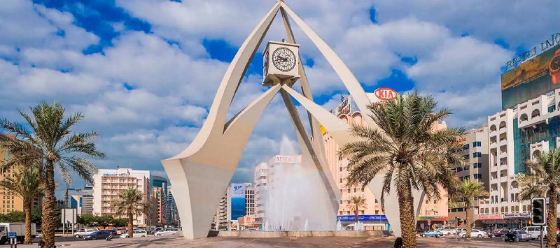 德拉钟楼（Deira Clocktower），又被亲切地称为"迪拜钟楼"，是一座位于乌姆胡瑞路（Umm Hurair Road）和 D89 交叉路口的历史建筑。不妨在这个网红景点驻足，通过它感受一下迪拜商业的迅猛发展。