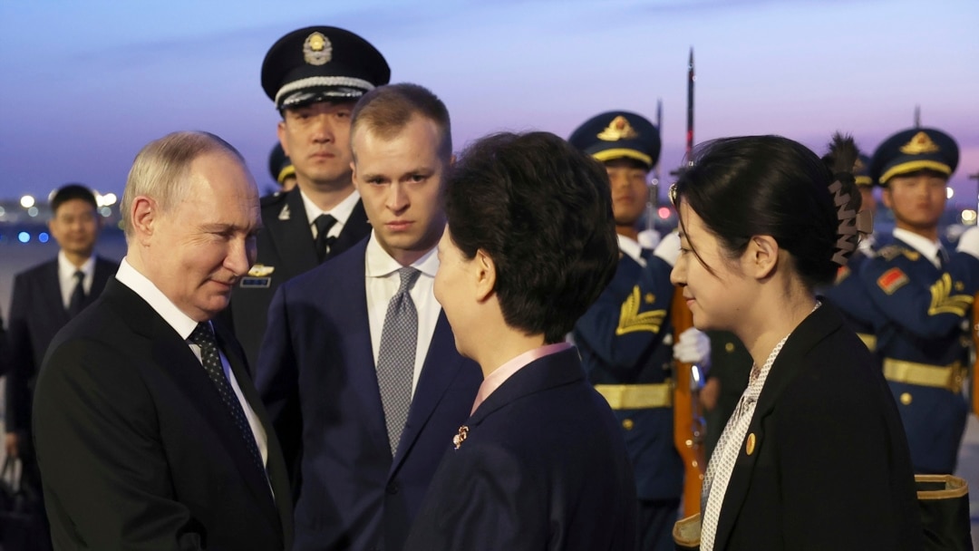 中国称与俄罗斯举行联合军演