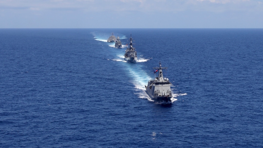美日澳菲首次南中国海联合演习 专家：抗衡中国威胁
