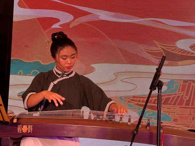 好样的！这位15岁的中国女孩以古筝演奏，荣获阿联酋国际音乐比赛亚军
