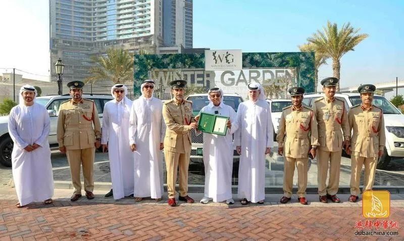 阿联酋商人为迪拜警方捐赠100辆巡逻车