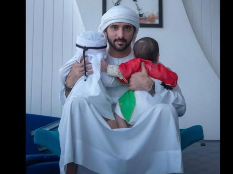 迪拜王储在国庆节分享了双胞胎孩子的照片