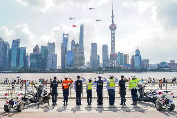 上海公安警用直升机国庆节挂国旗巡飞