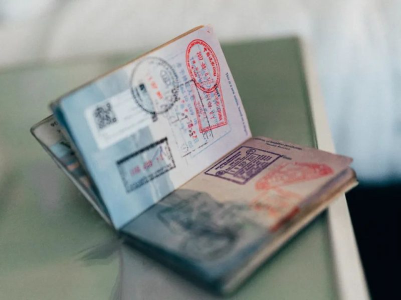 如果护照丢失，如何获得阿联酋签证？