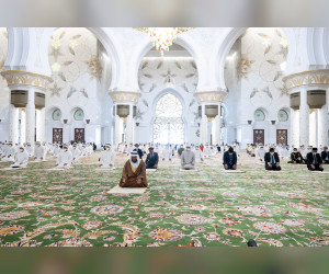 阿联酋总统和印尼总统在谢赫扎耶德大清真寺做星期五的礼拜