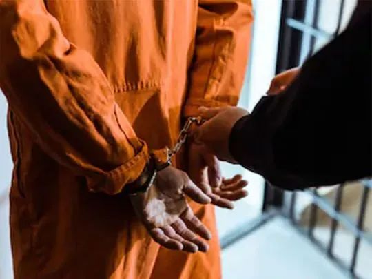 阿联酋：10名男子将年轻人推下阳台，被判入狱+驱逐出境