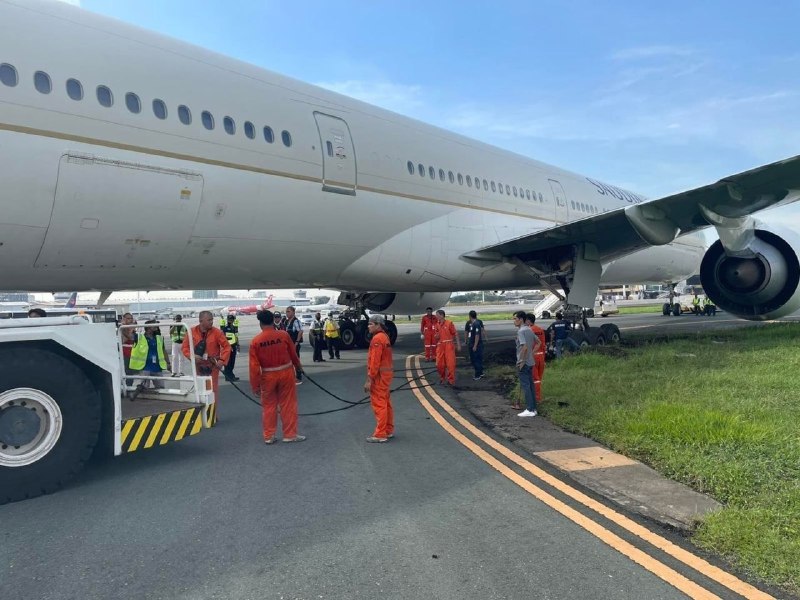 沙特航空一客机冲出跑道 起落架陷入草坪