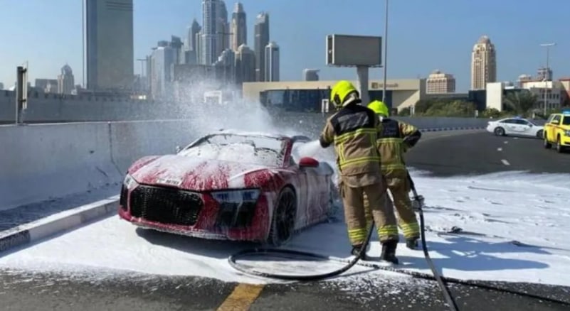 迪拜 | 超跑在谢赫扎耶德路上着火，暂无人员伤亡